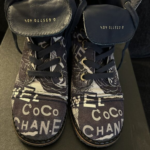 WOMEN 100% AUTHENTIC LACEUP PRINTED SUEDE CALFSKIN CHANEL WHITE/NAVY BLUE BOOTS - Picture 8 of 14